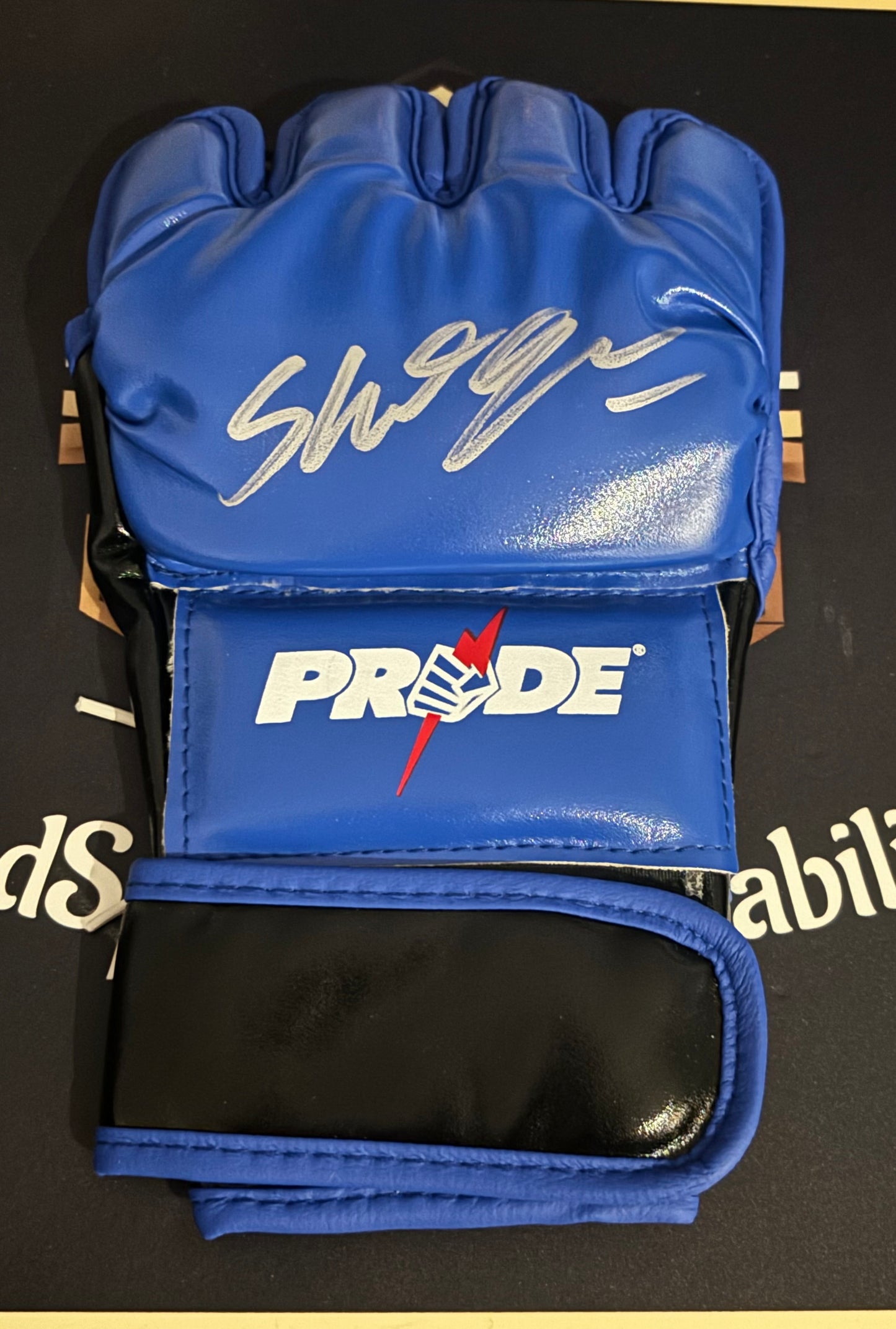 MAURICIO SHOGUN RUA SIGNED PRIDE FIGHTING MMA GLOVE BECKETT AUTHORISED/WITNESSED