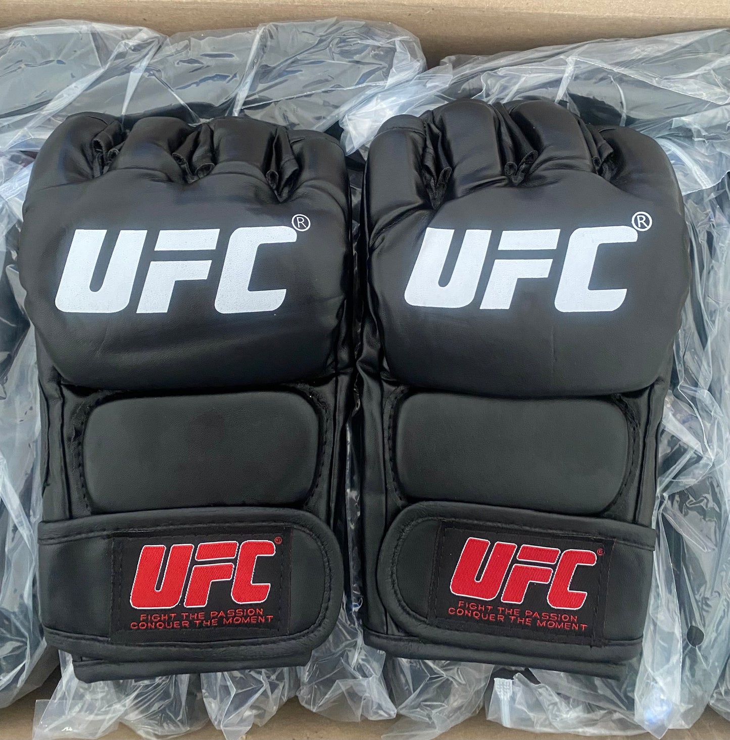 1x Lerone Murphy Signed Black UFC Glove